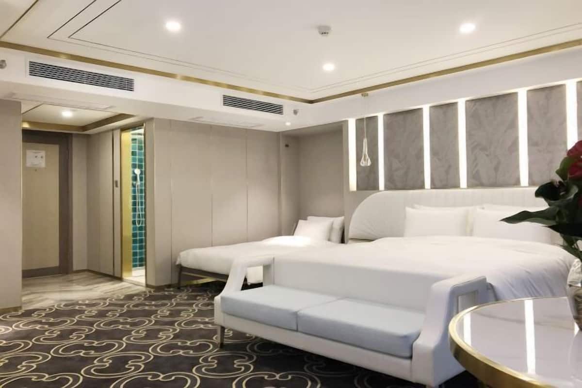 Luxe beddengoed, pillowtop-bedden, een minibar, een kluis op de kamer