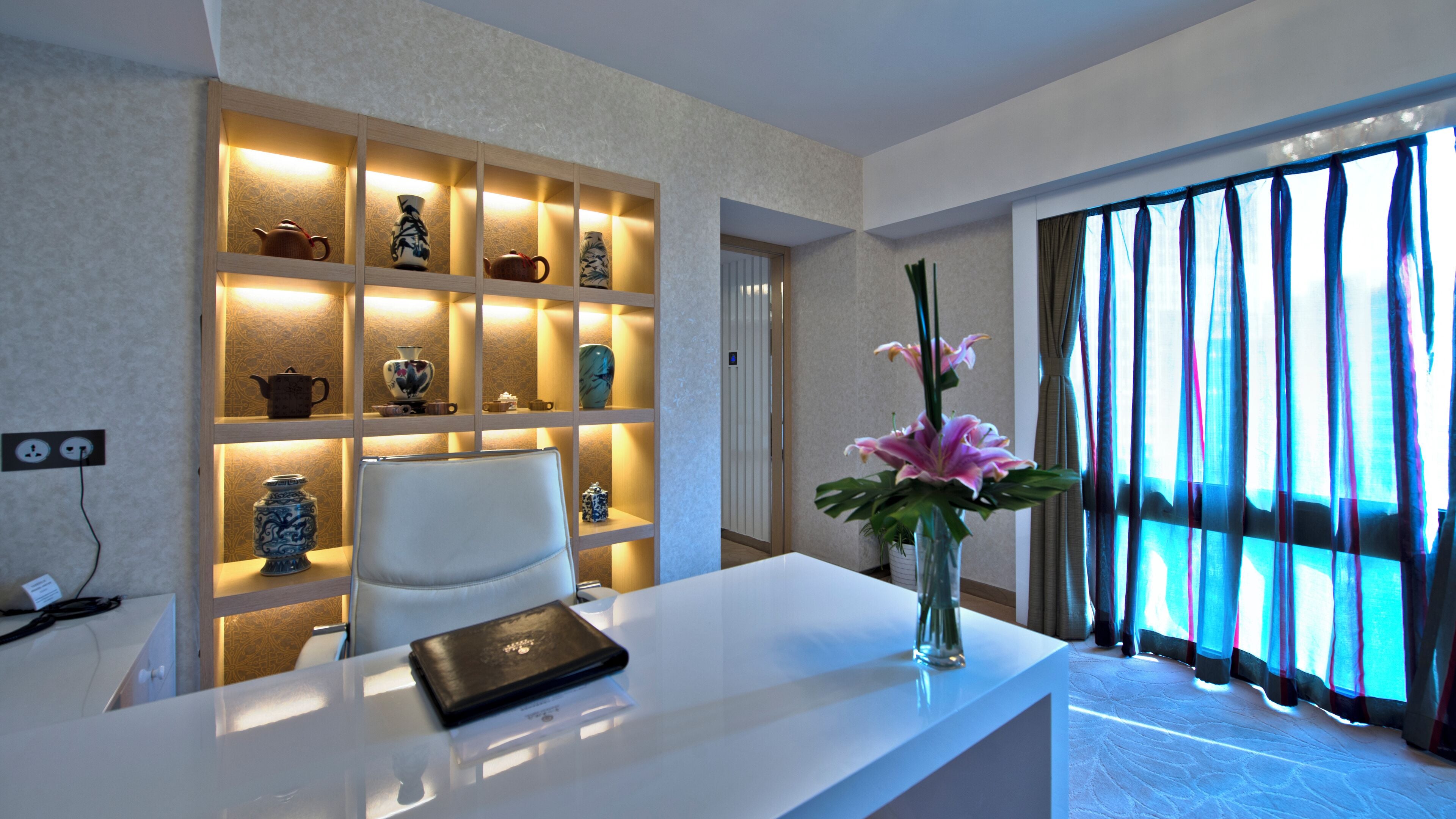 deluxe suite | living area | 32-inch lcd tv with satellite channels, tv