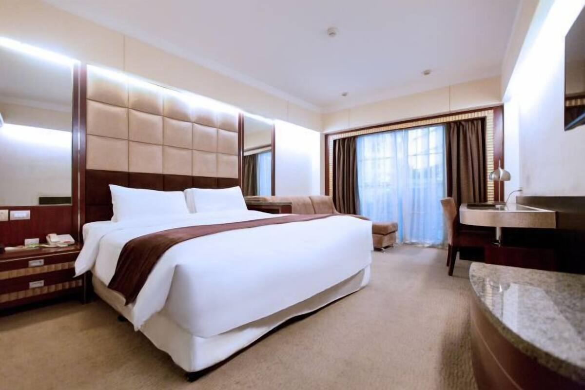 Premium bedding, pillow-top beds, minibar, in-room safe
