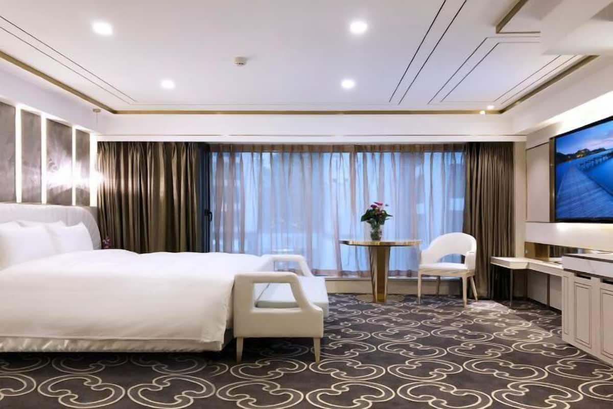 Luxe beddengoed, pillowtop-bedden, een minibar, een kluis op de kamer