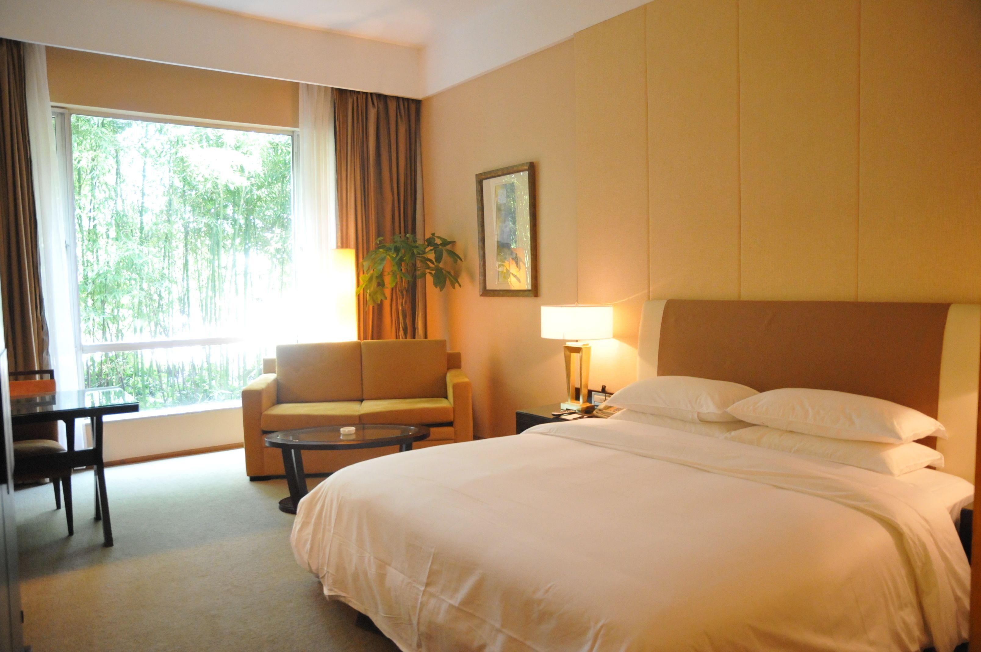 Ylelliset vuodevaatteet, minibaari, tallelokero huoneessa, työpöytä