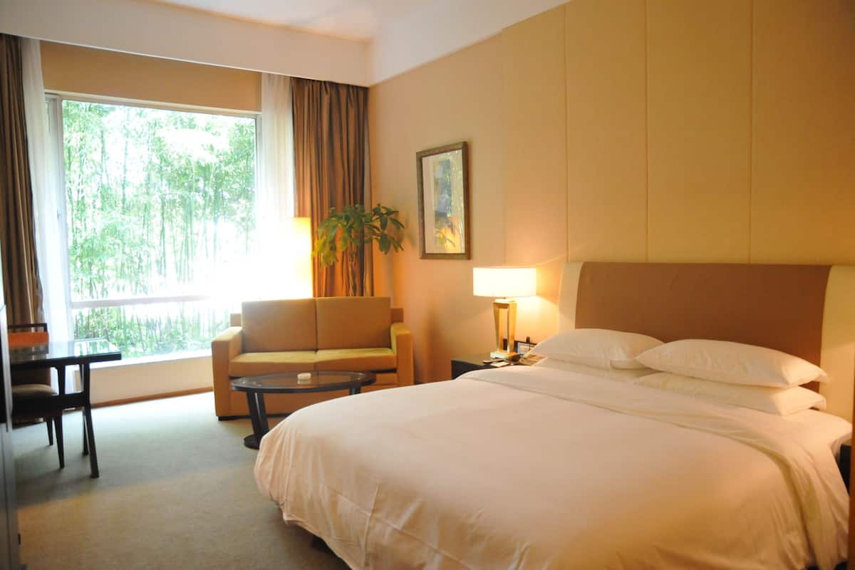 Ylelliset vuodevaatteet, minibaari, tallelokero huoneessa, työpöytä