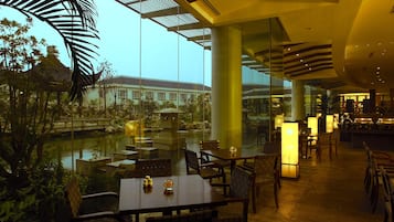 Daily buffet breakfast (CNY 78 per person)