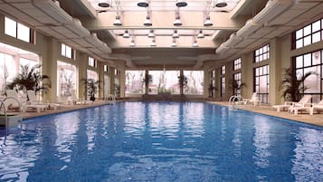 Indoor pool, sun loungers