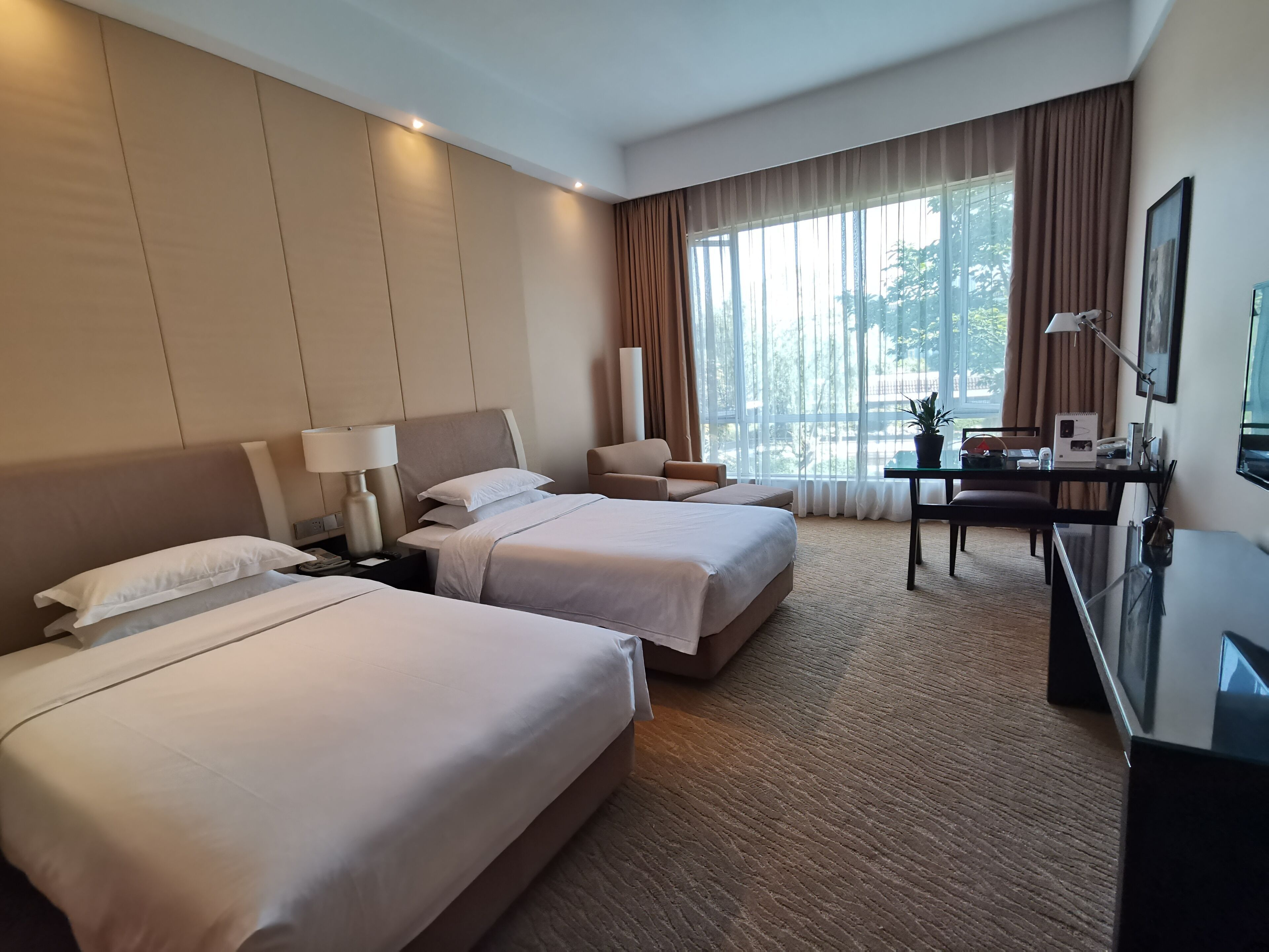 Ylelliset vuodevaatteet, minibaari, tallelokero huoneessa, työpöytä