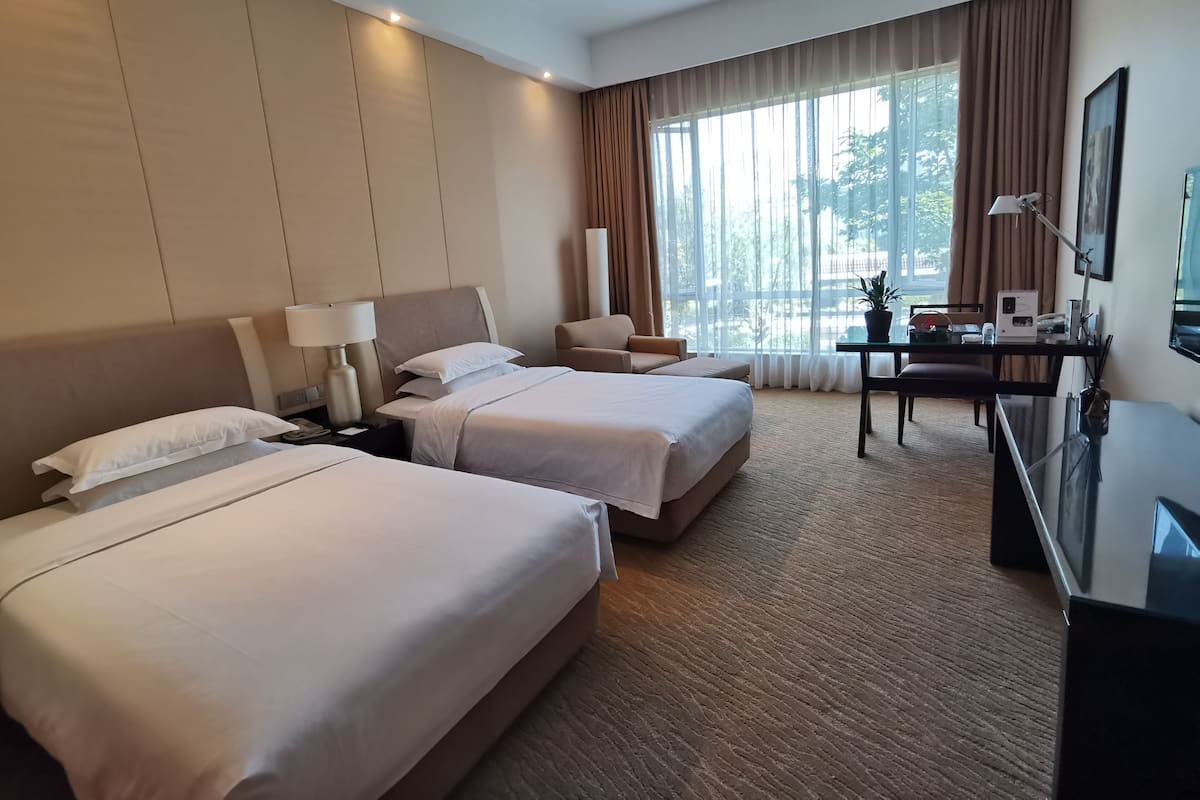 Ylelliset vuodevaatteet, minibaari, tallelokero huoneessa, työpöytä