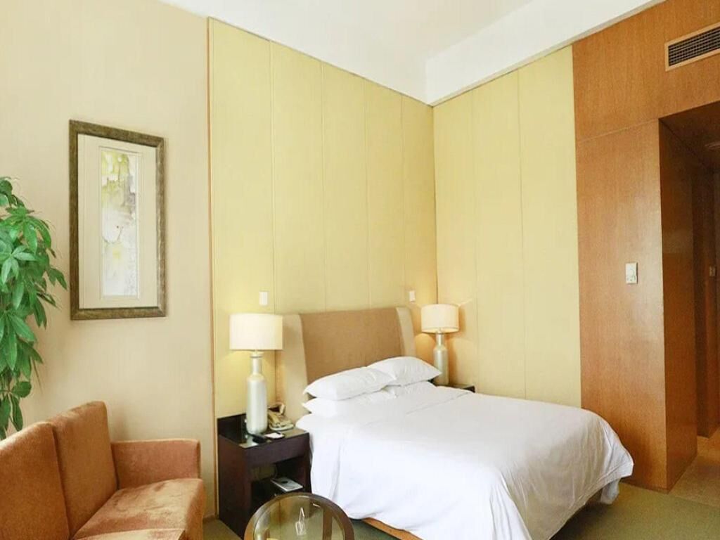 Ylelliset vuodevaatteet, minibaari, tallelokero huoneessa, työpöytä