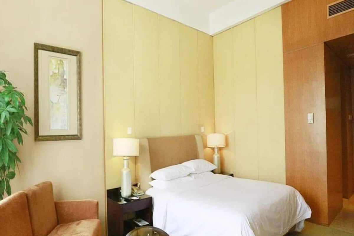 Ylelliset vuodevaatteet, minibaari, tallelokero huoneessa, työpöytä