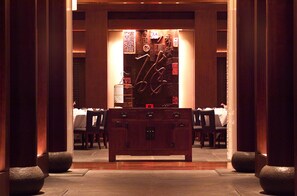 2 restaurants, breakfast, lunch, dinner served; Fusion cuisine  - Jinling Resort Nanjing (Nanjing)