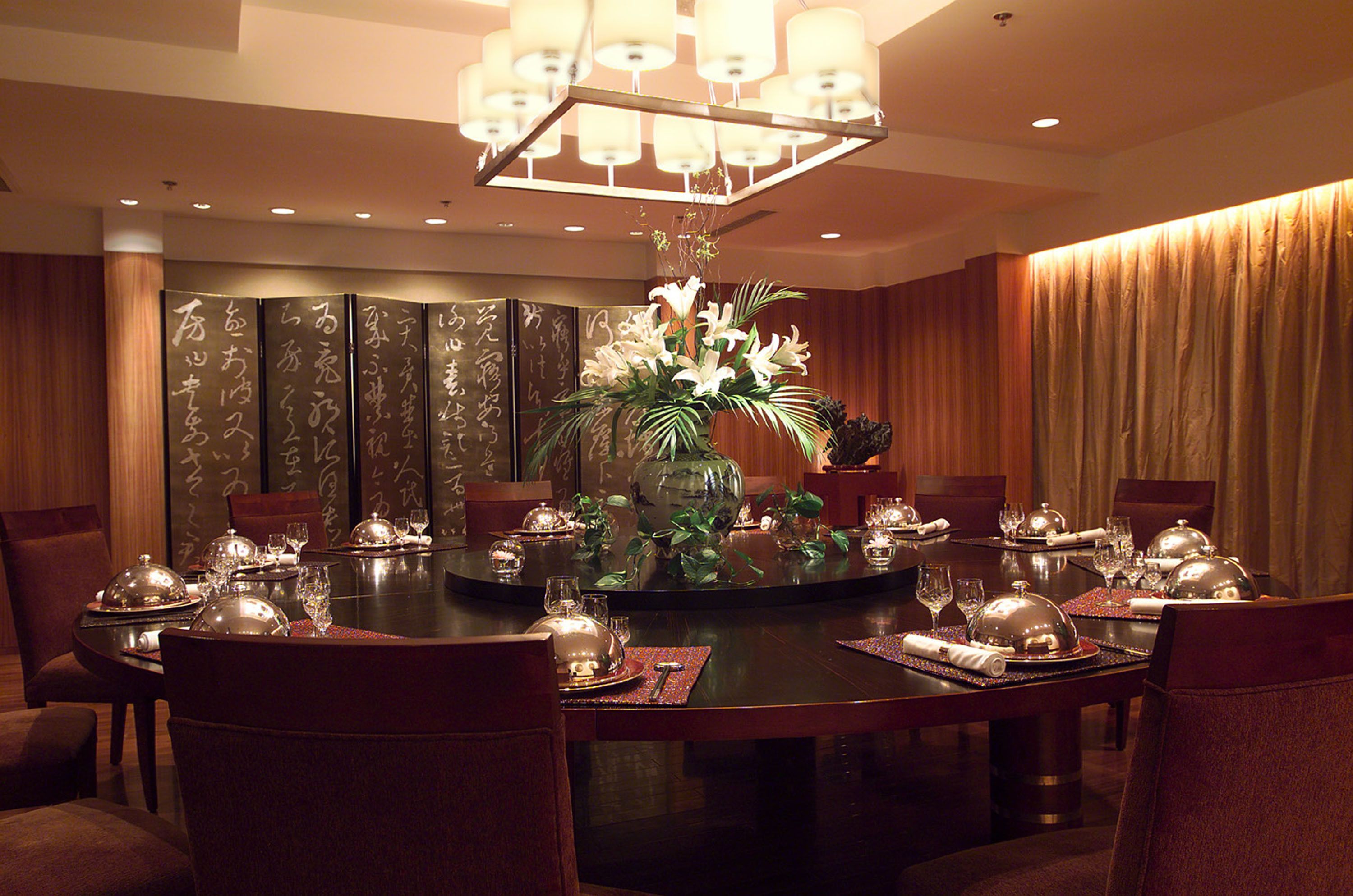 2 restaurants, breakfast, lunch, dinner served; fusion cuisine