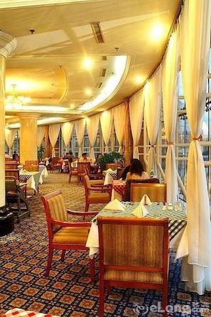 3 restaurantes, cocina internacional