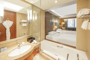 Cubrecamas, minibar, caja de seguridad en la habitación y escritorio 