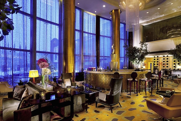 2 restaurants, breakfast served