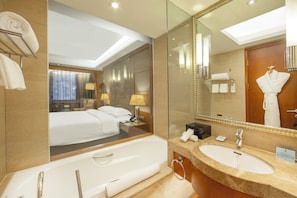 Superior Room, 1 King Bed | Bathroom | Free toiletries, hair dryer, bathrobes, slippers