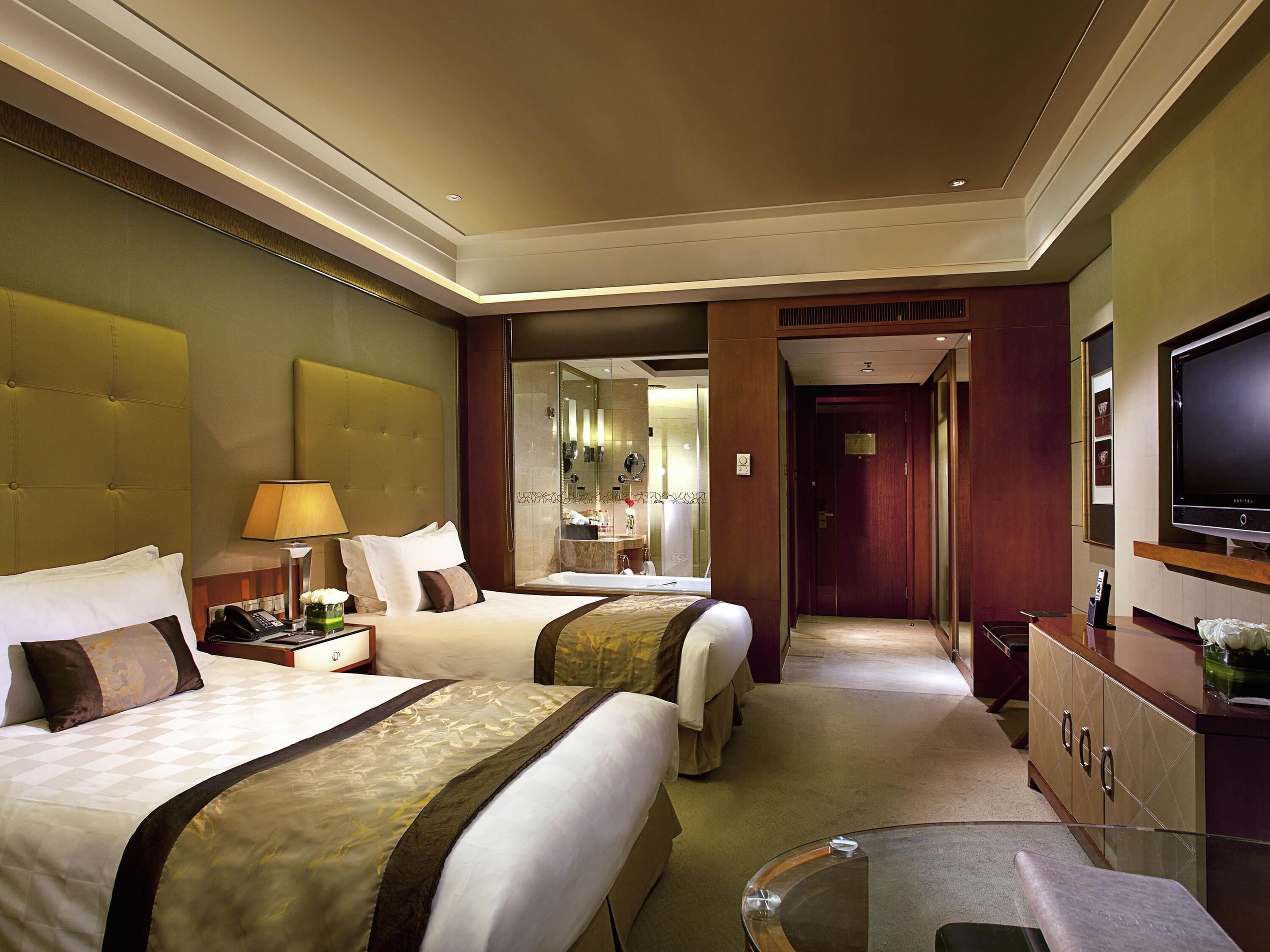 Minibar, brankas, meja kerja, dan ruang kerja ramah laptop