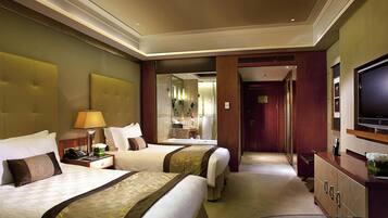 ميني بار وخزنة داخل الغرفة ومكتب ومساحة عمل للكمبيوتر المحمول