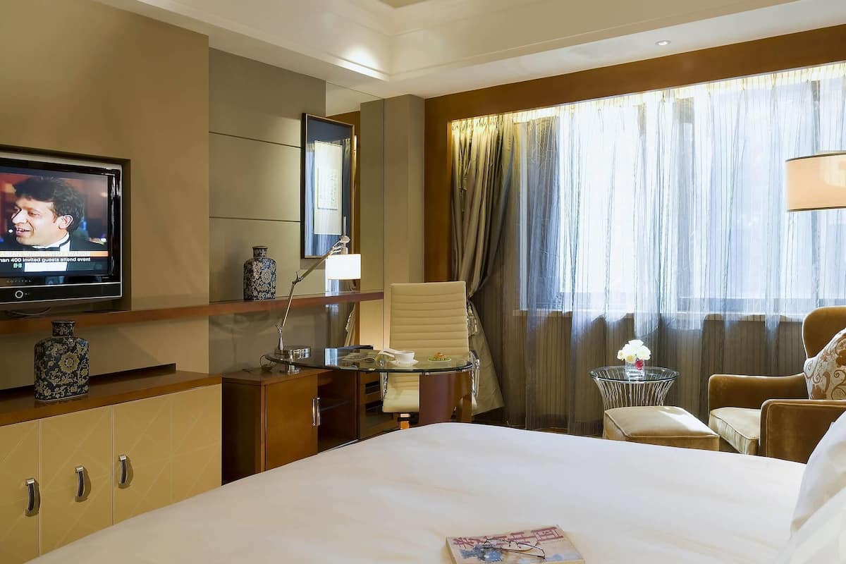 Minibar, in-room safe, desk, laptop workspace