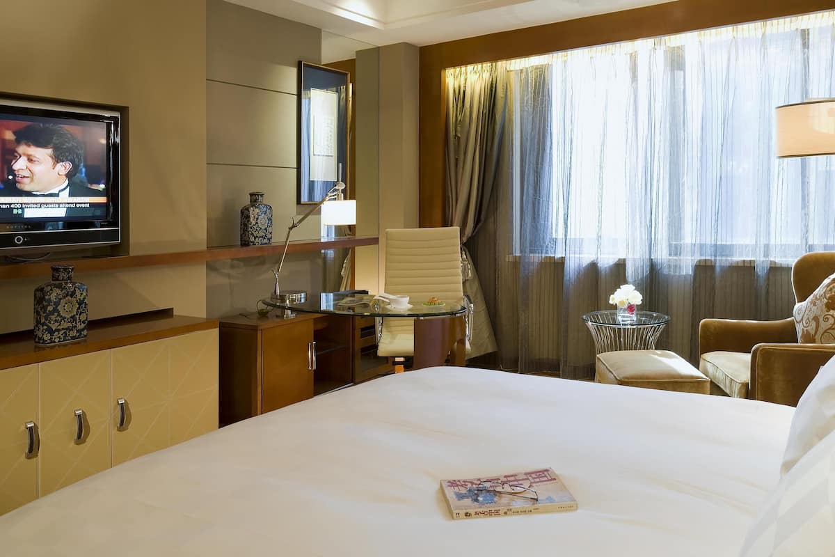 Down comforters, minibar, in-room safe, desk