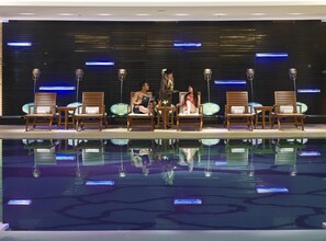 Una piscina cubierta