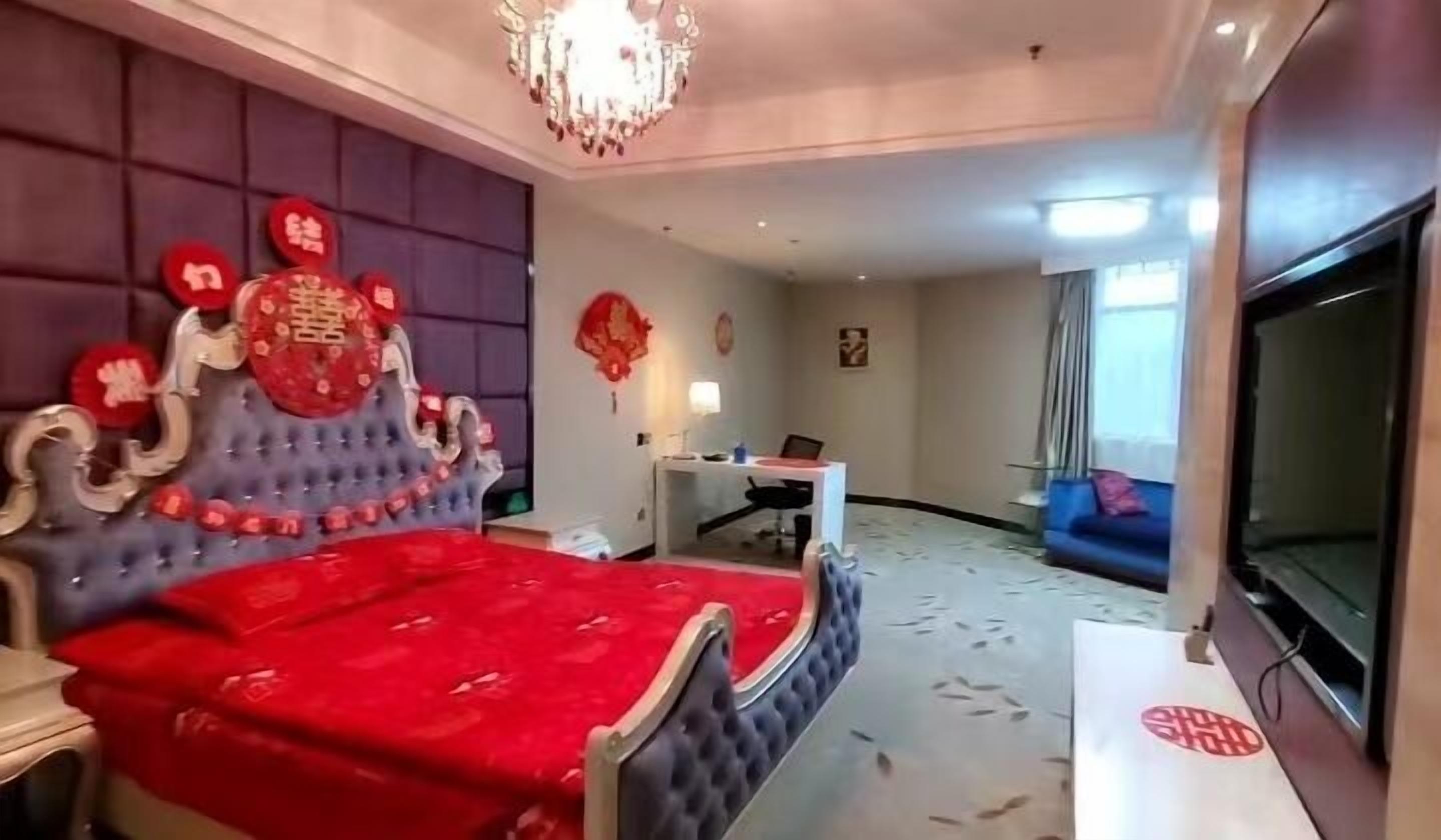 Minibar, in-room safe, alarm clocks