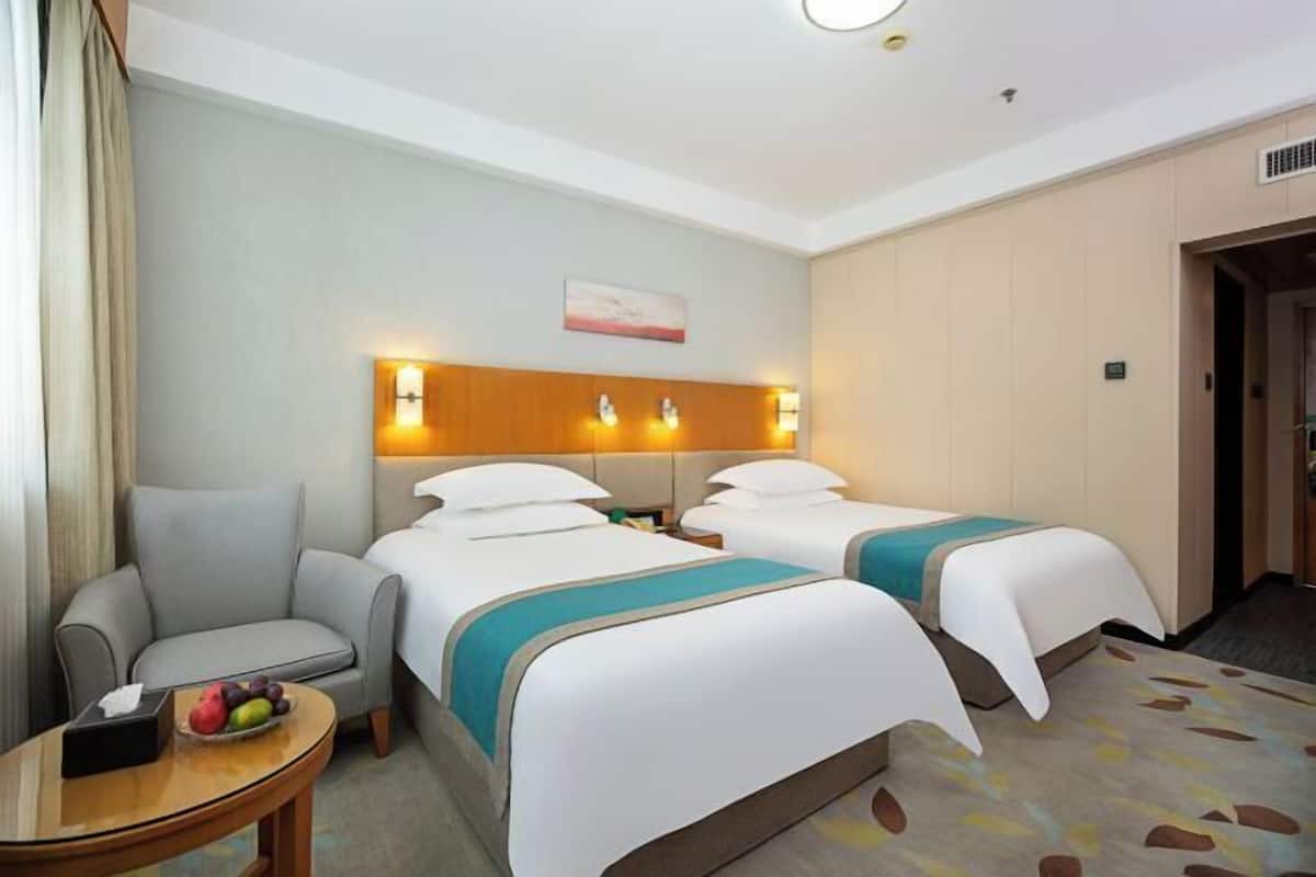 Minibar, in-room safe, alarm clocks