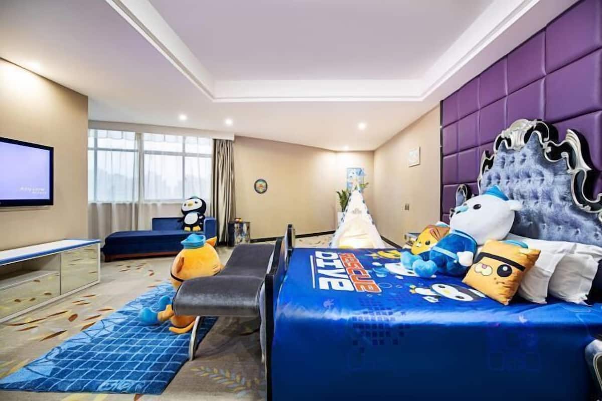 Minibar, in-room safe, alarm clocks