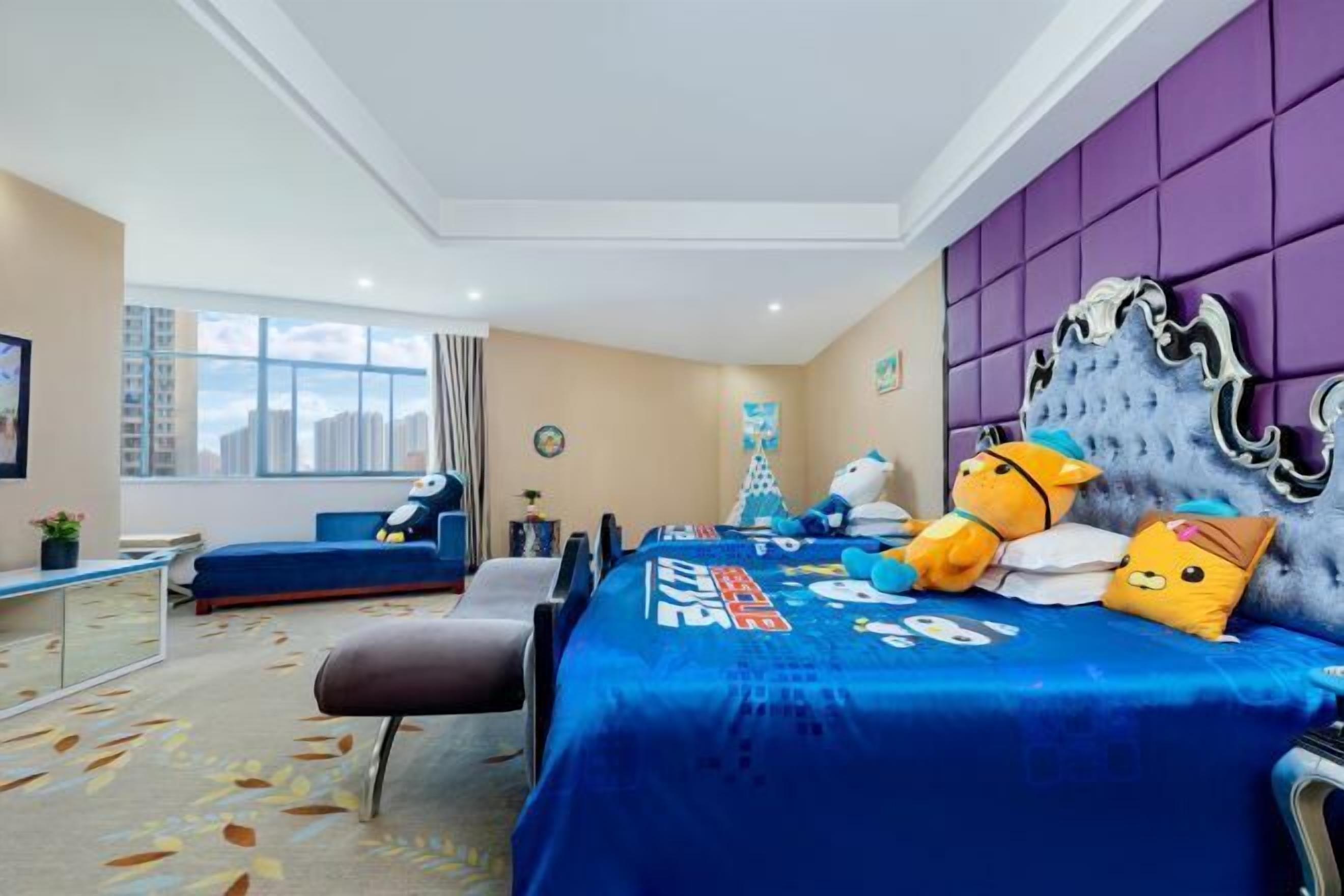 Minibar, in-room safe, alarm clocks