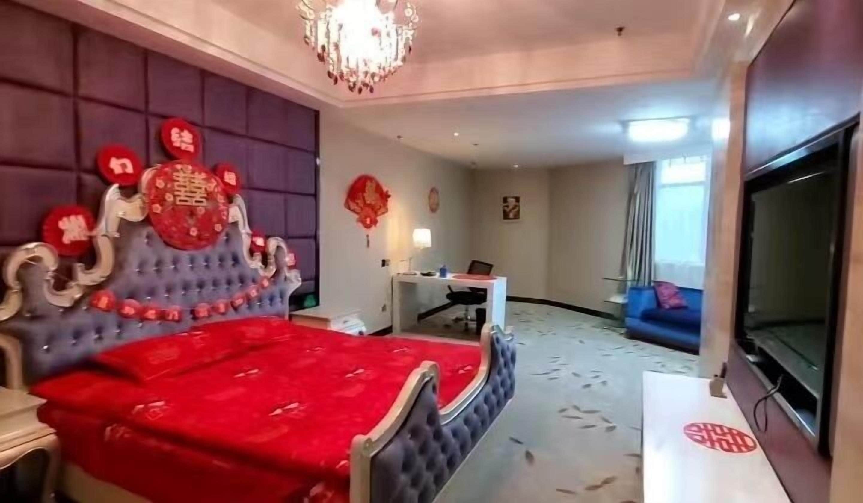 Minibar, két bảo mật tại phòng, đồng hồ báo thức 