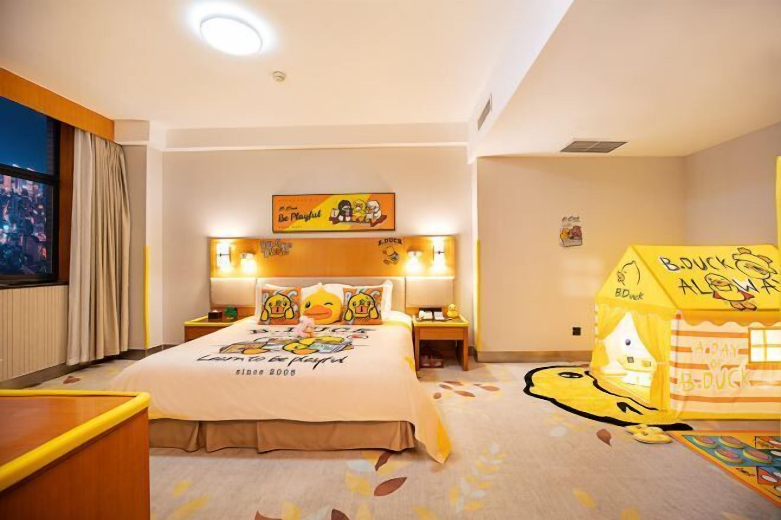 Minibar, in-room safe, alarm clocks