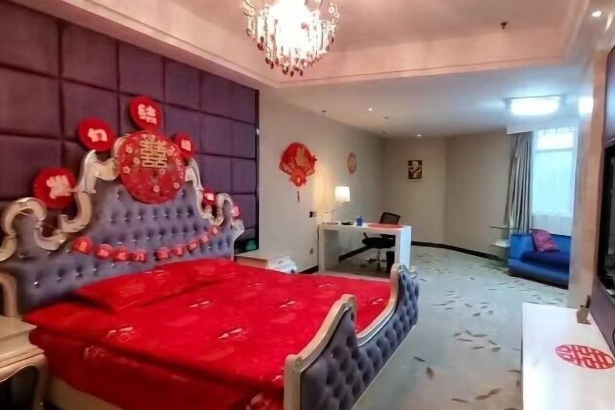 Minibar, in-room safe, alarm clocks