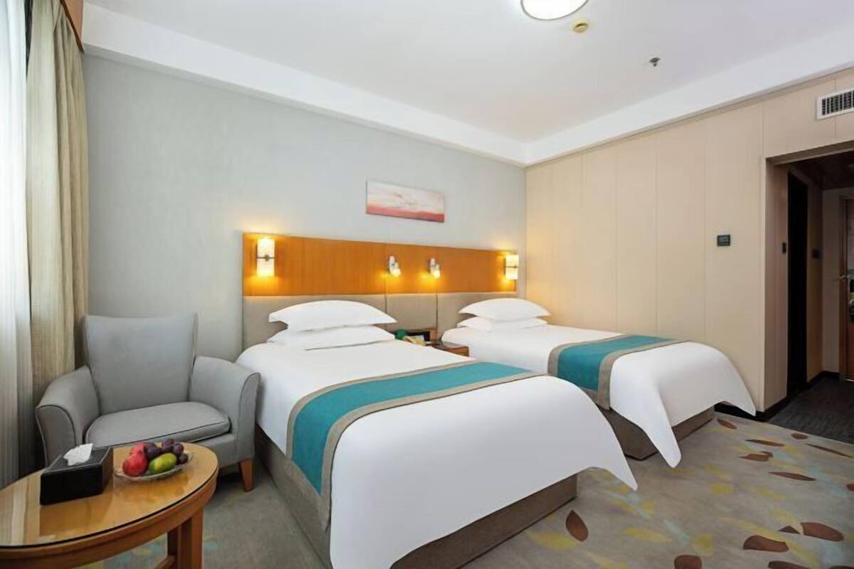 Minibar, safe på rommet og vekkerklokke