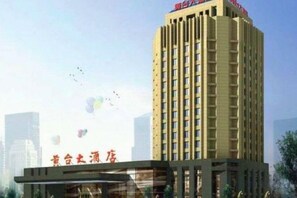 Un edificio de hotel alto con un letrero destacado en la parte superior.