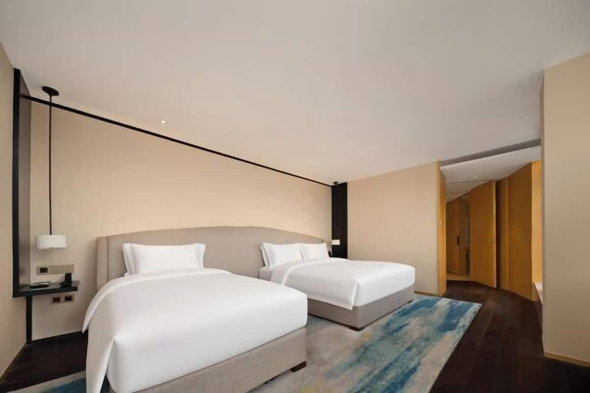 Minibar, cribs/infant beds