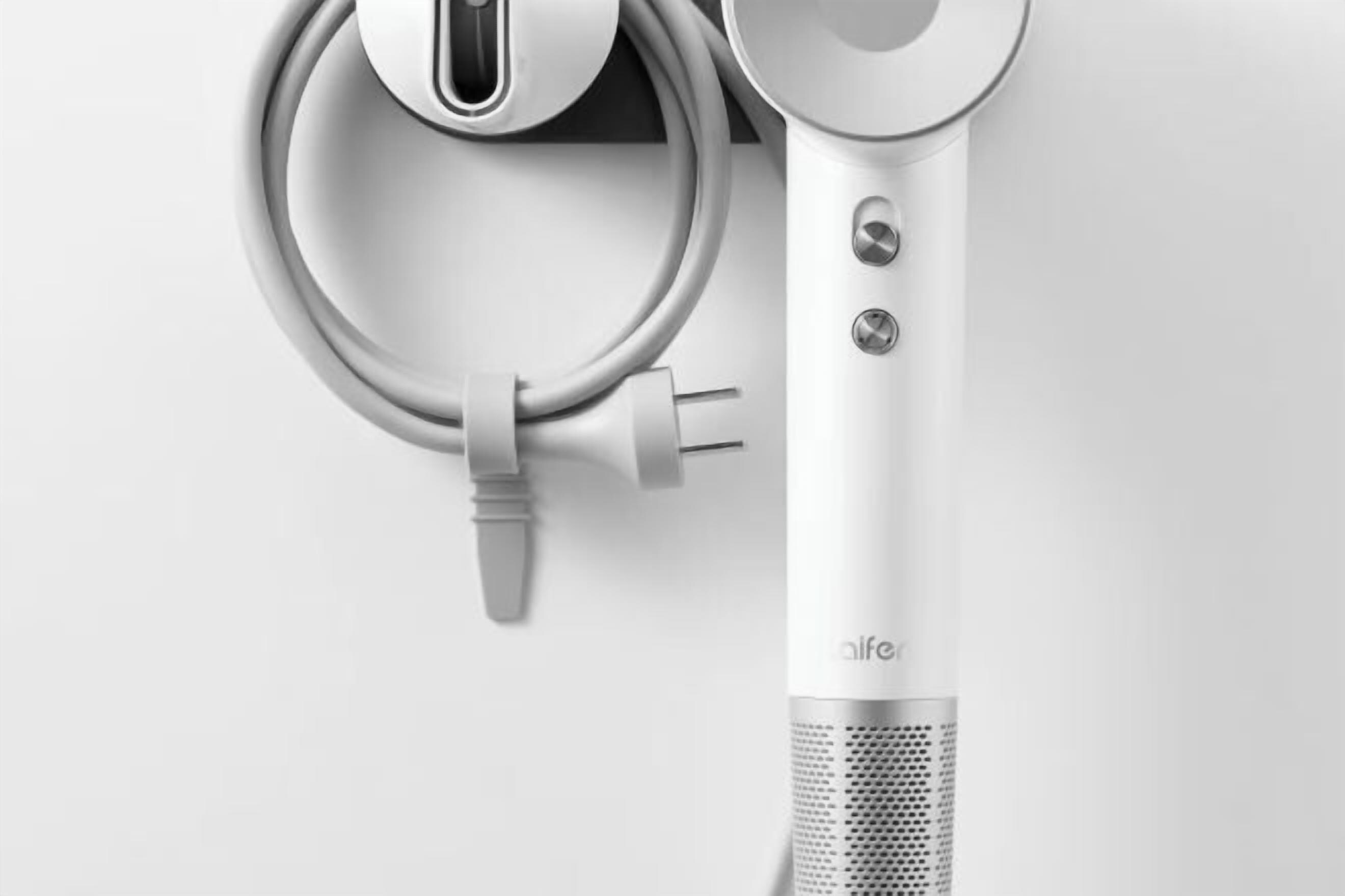 Minibar, cribs/infant beds