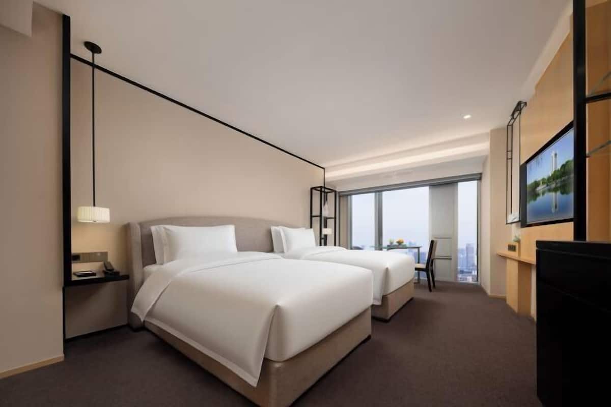 Minibar, cribs/infant beds