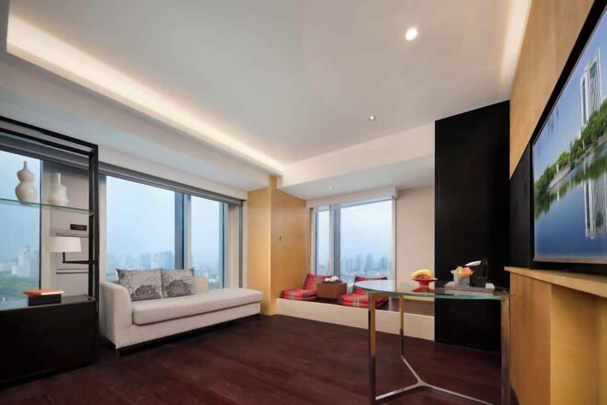 Minibar, cribs/infant beds