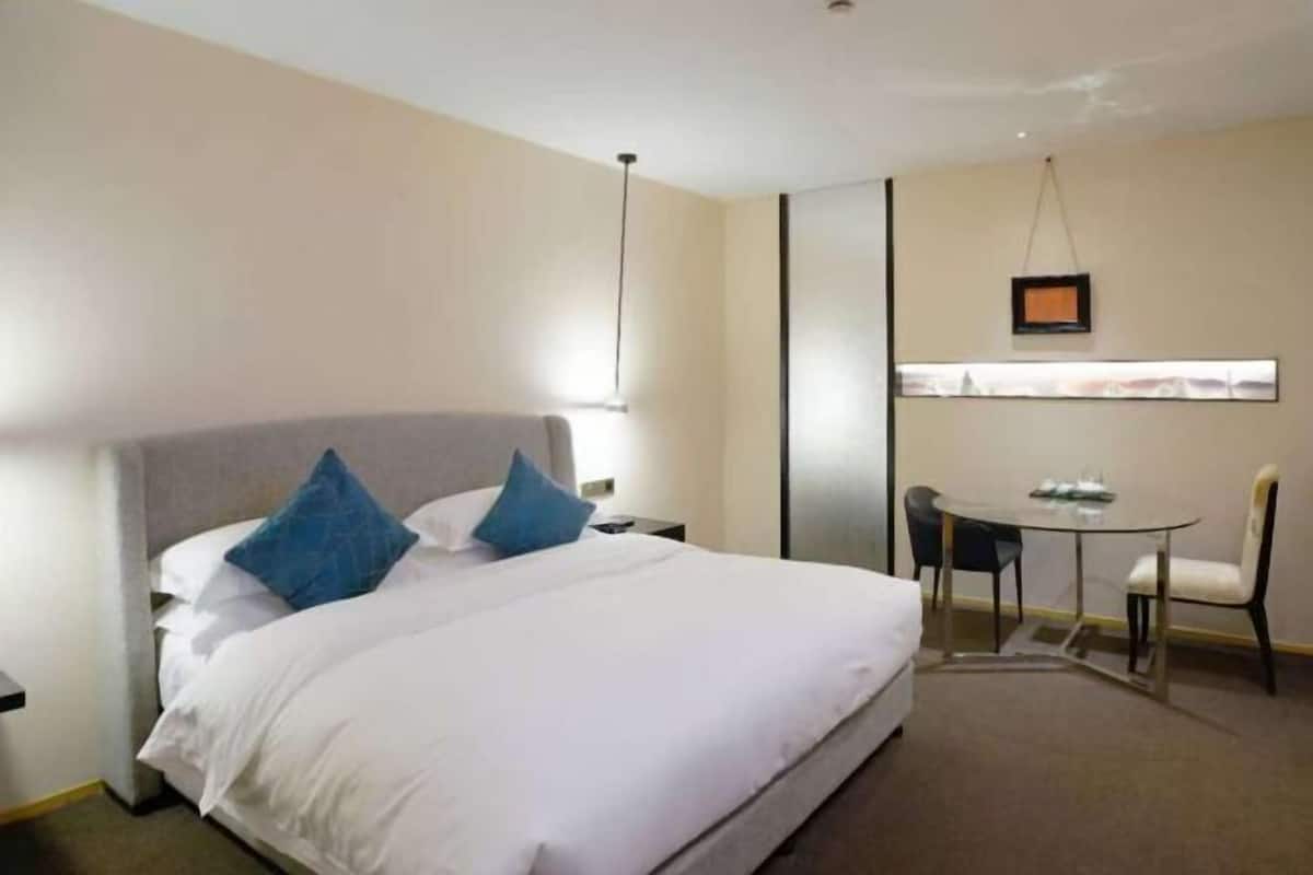 Minibar, cribs/infant beds