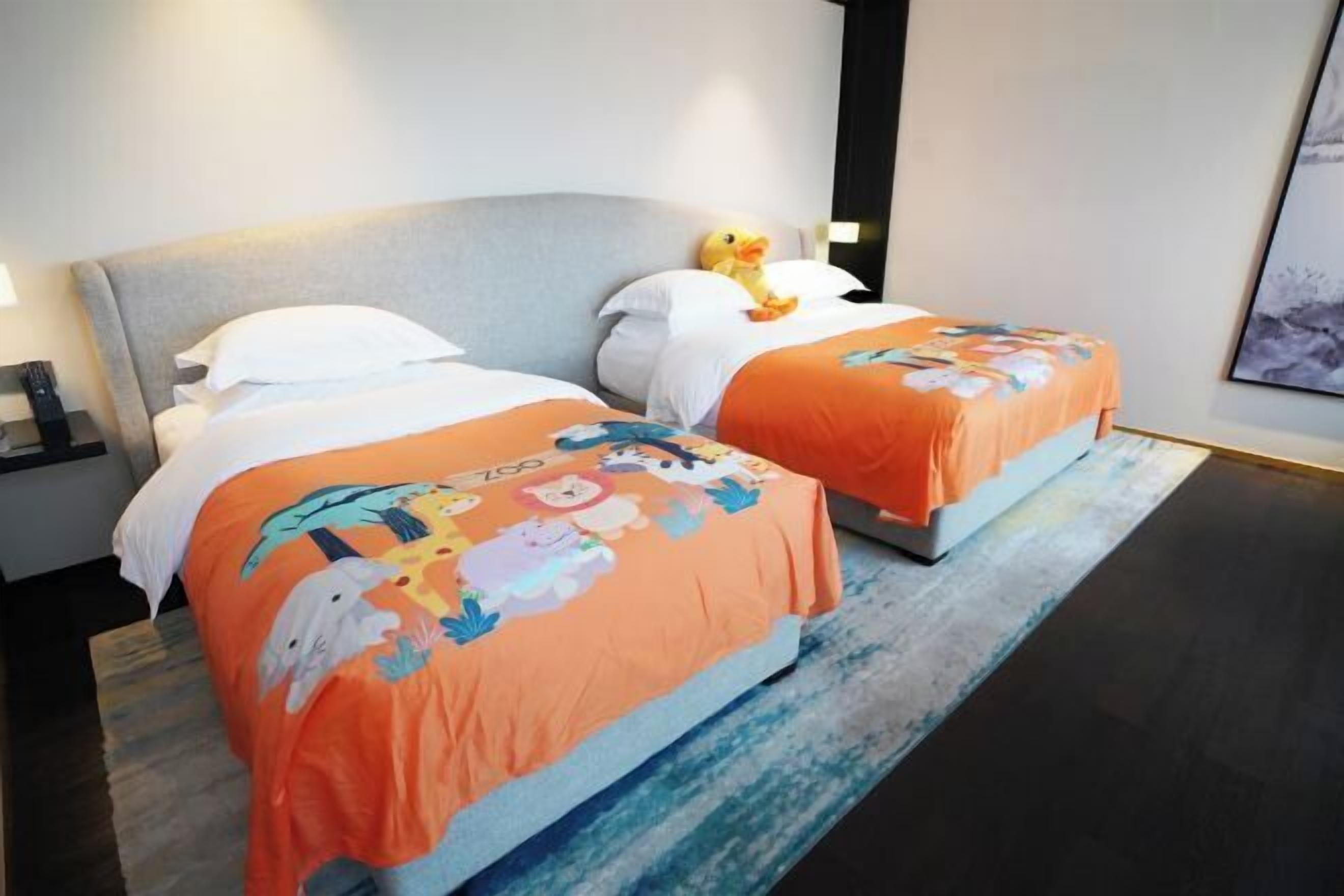 Minibar, cribs/infant beds