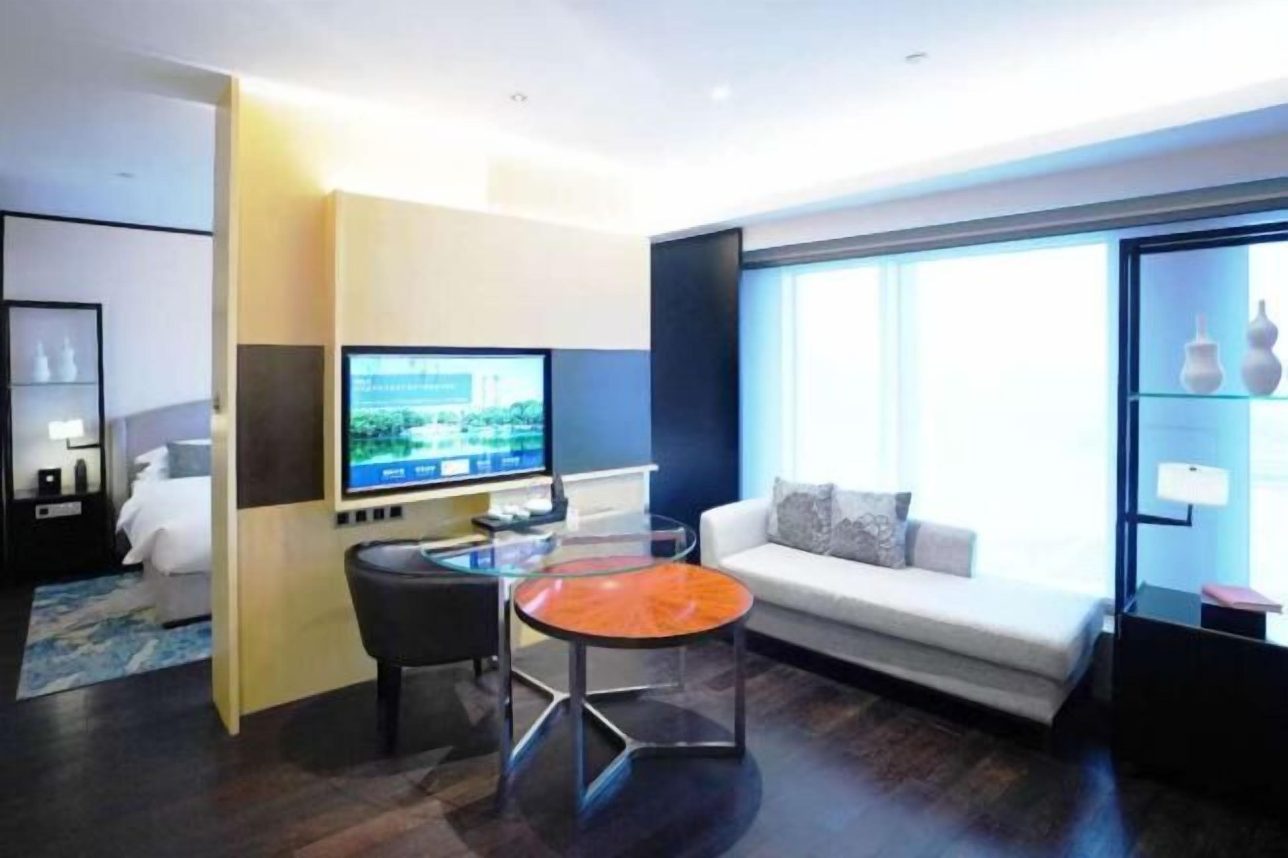 Minibar, cribs/infant beds