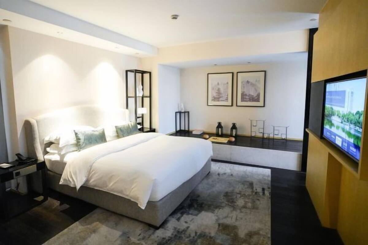 Minibar, cribs/infant beds