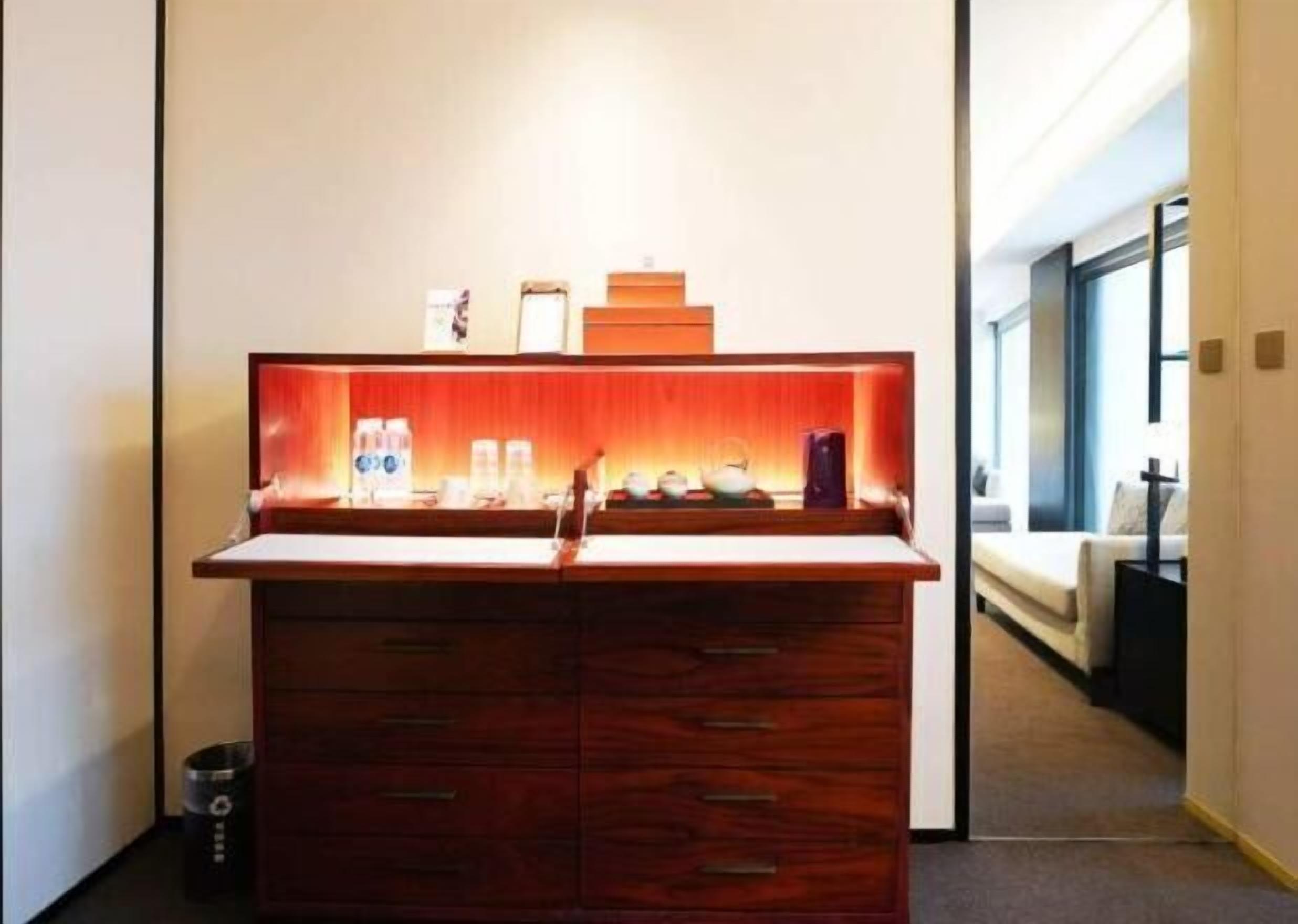 Minibar, cribs/infant beds