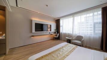 Minibar, Internet, alarm clocks