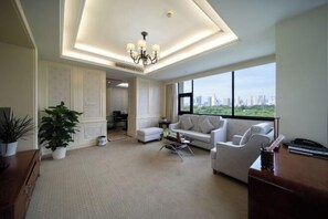 迷你吧、高速上网、闹钟