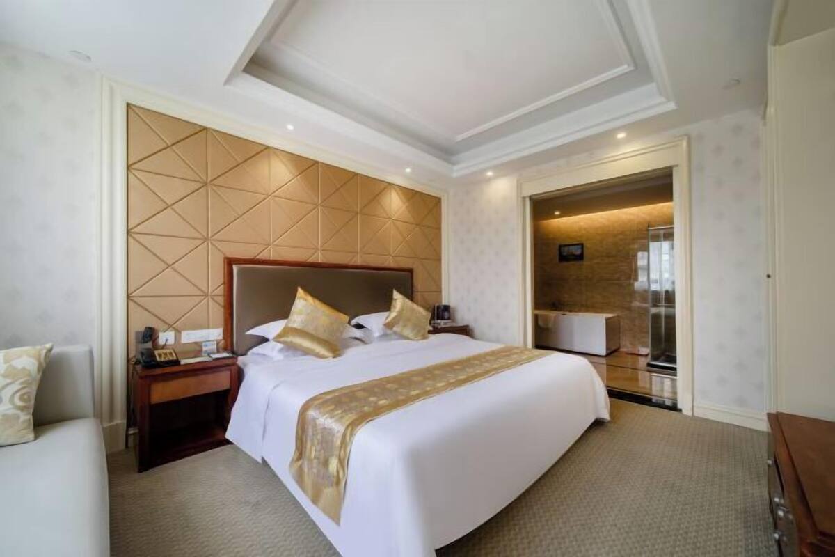 Minibar, Internet, alarm clocks