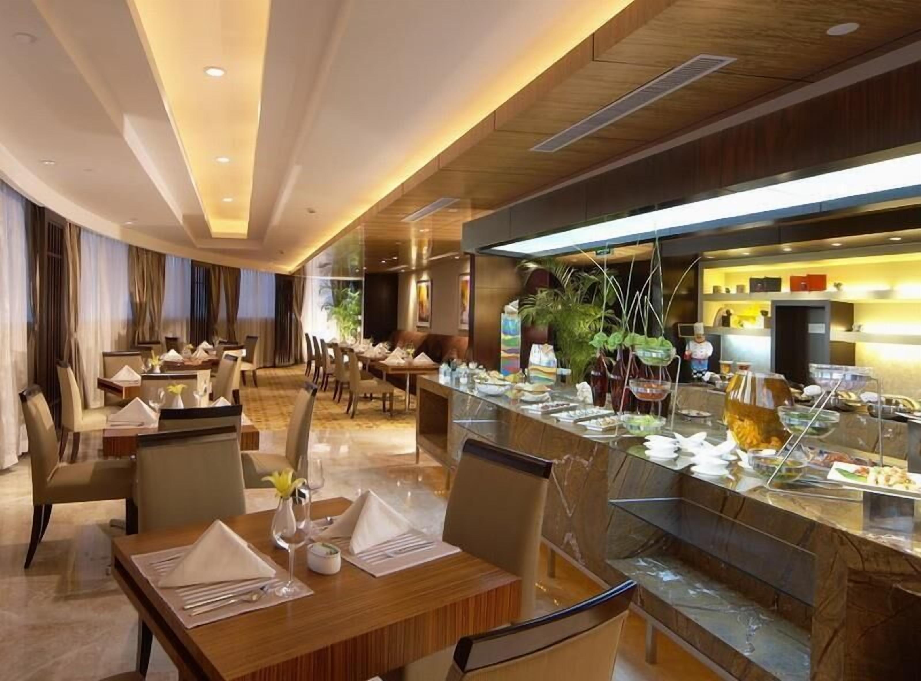 4 restaurants, breakfast served