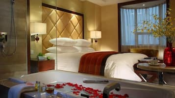 أغطية فراش متميزة وأسرّة بإسفنج يتكيف مع شكل الجسم وخزنة داخل الغرفة