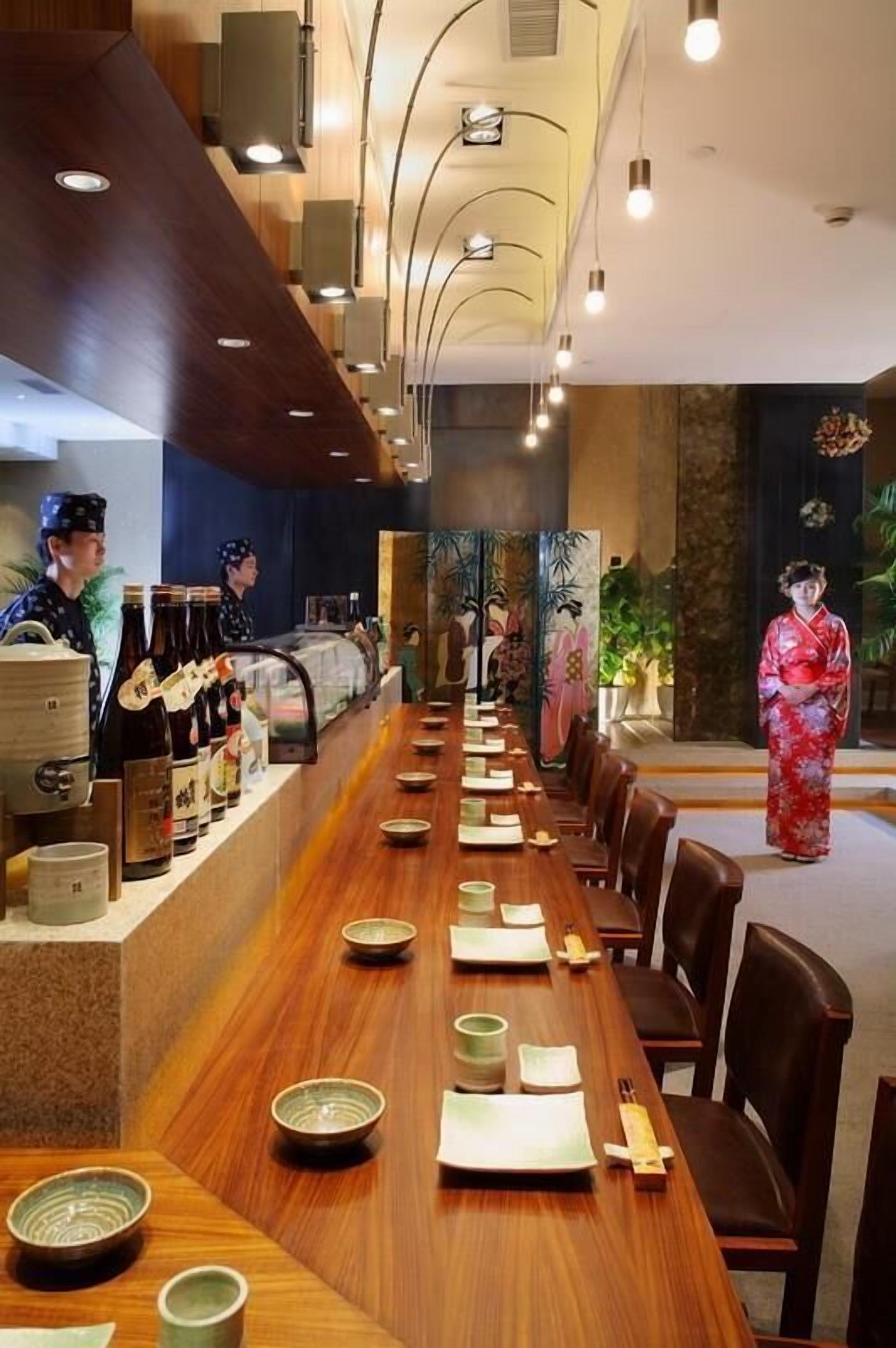 4 restaurants, breakfast served