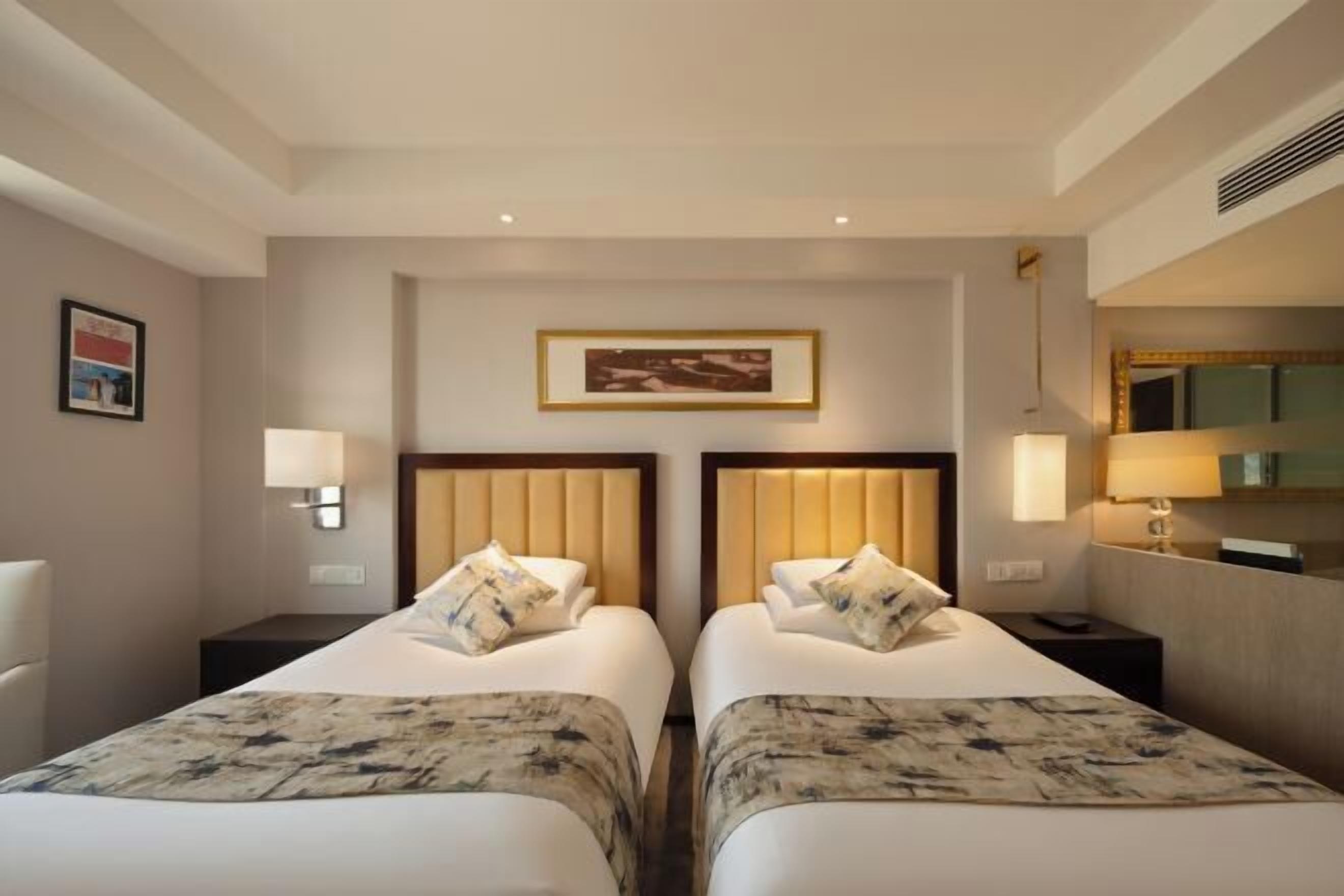 高級寢具、記憶床墊、客房內保險箱、書桌