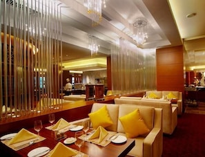 4 restaurants; breakfast, lunch and dinner served  - New Century Grand Hotel Shaoxing (Shaoxing)