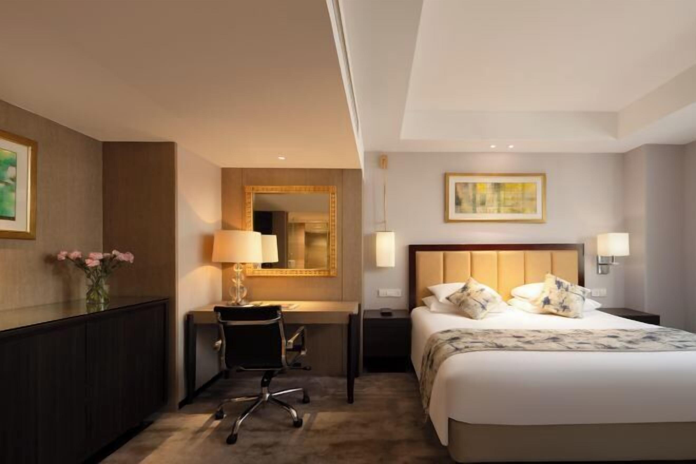 高級寢具、記憶床墊、客房內保險箱、書桌